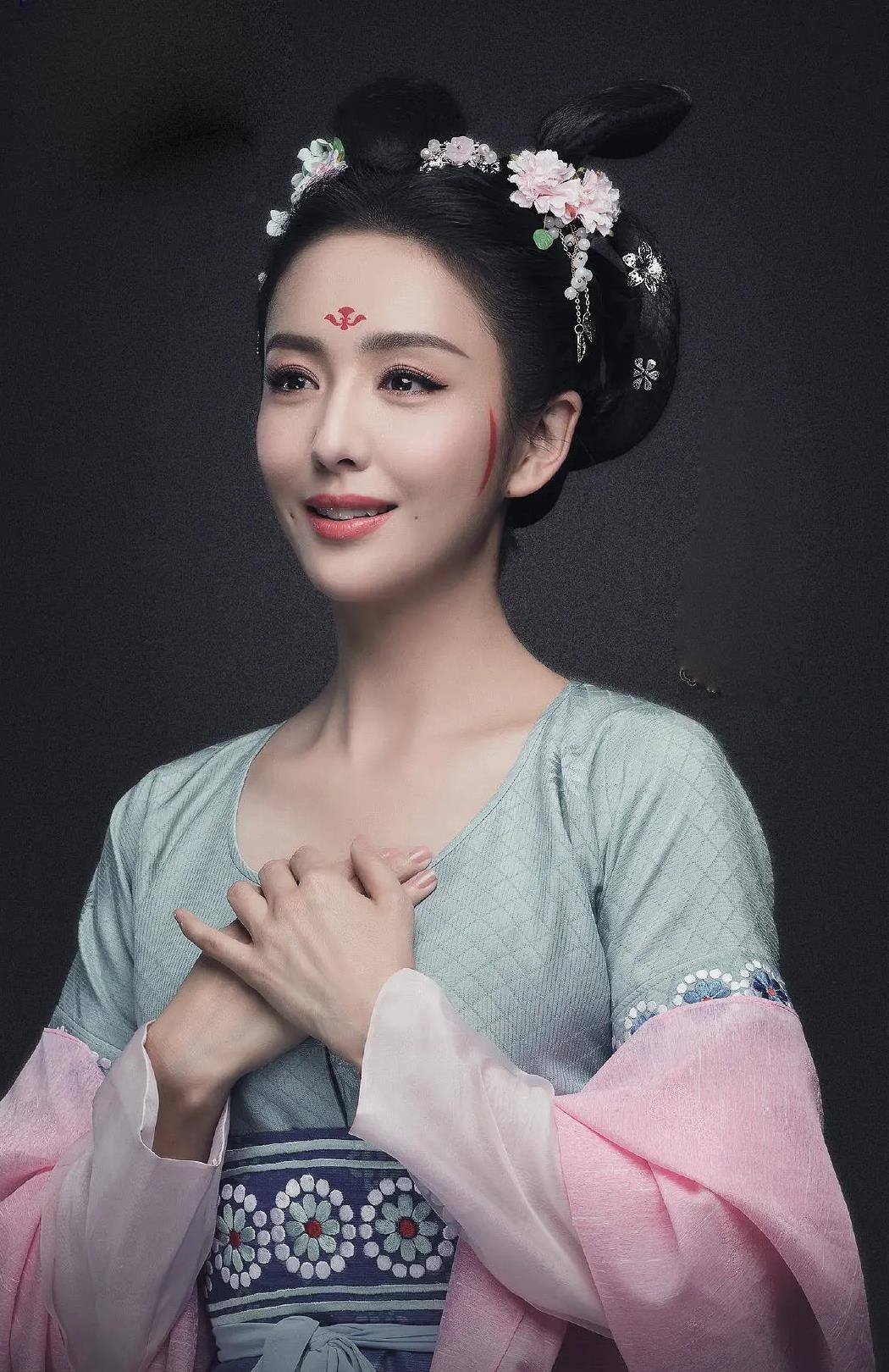 发髻求求古装剧造型师们别再偷懒了，古风真不是披头散发扎个鬏啊
