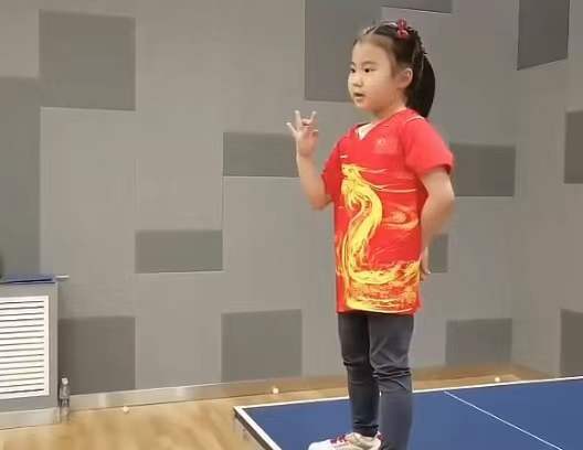 女儿|王楠女儿激怒教练，被罚站球台，叉腰欲哭，富豪老爸心疼自称破爹