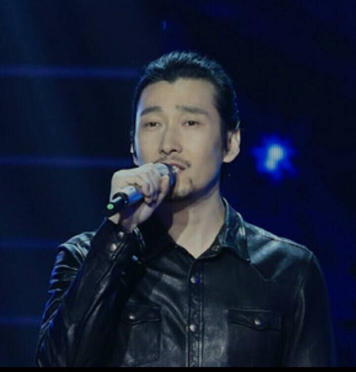 是的,以前的满江"面目模糊",在一众偶像歌手里难以分辨,如今的满江,每