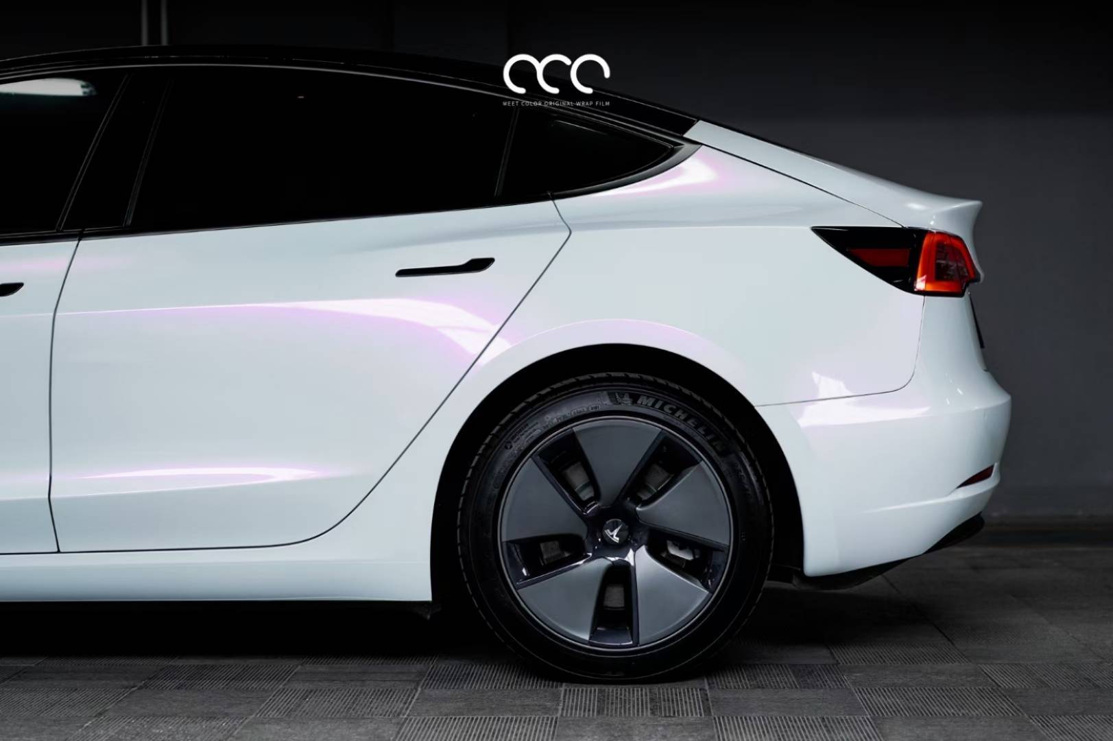 特斯拉model3车身贴膜漫彩白变紫
