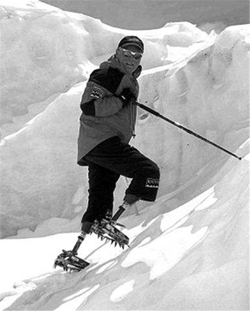 第一个登顶珠峰的双腿截肢者，只因8534米处的一件事，遭3年唾骂