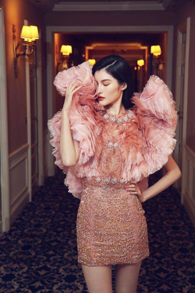 身材 何穗美成了仙女模样，穿一袭粉丝连衣裙，这身材超模女明星里罕见