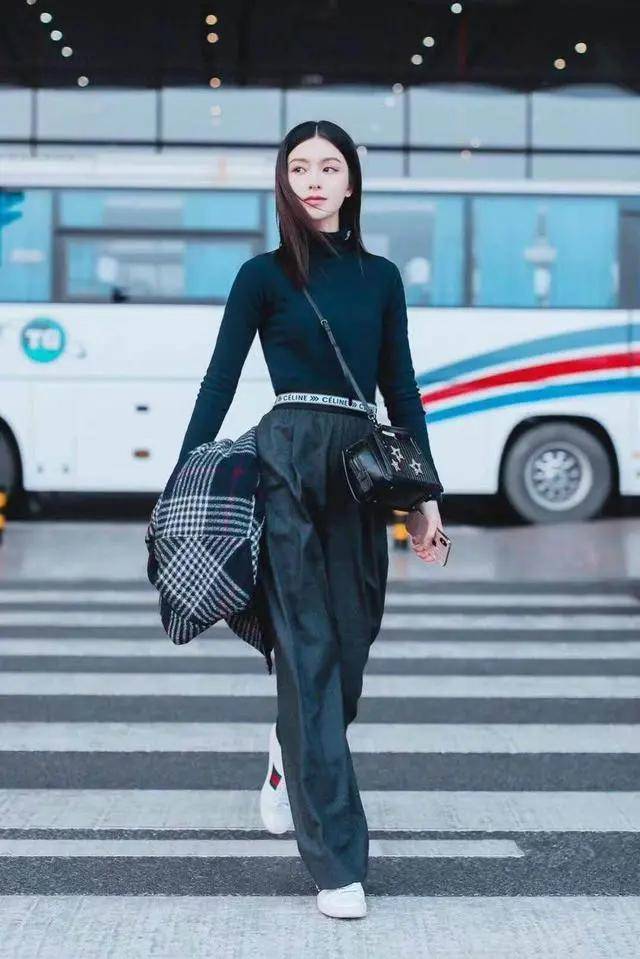 采用"上松下紧"的穿搭法,保暖又显瘦_上衣_效果_服饰