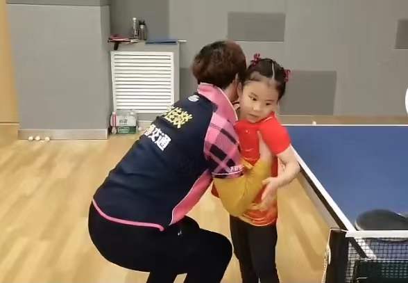 女儿|王楠女儿激怒教练，被罚站球台，叉腰欲哭，富豪老爸心疼自称破爹