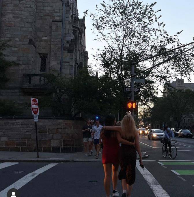 好身材 邓文迪大女儿近照罕曝光！穿红色紧身裙小腿粗壮，过马路不等绿灯