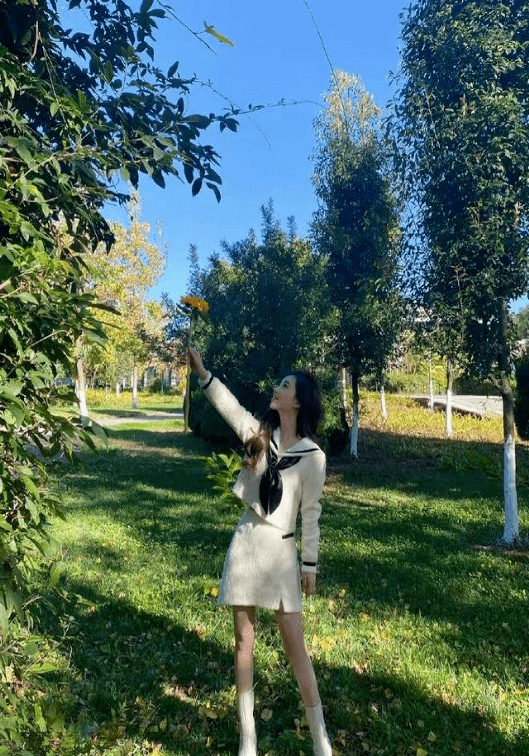 马尾 冯提莫是大眼萌妹代言人吧！娃娃领连衣裙搭配双马尾，越看越美