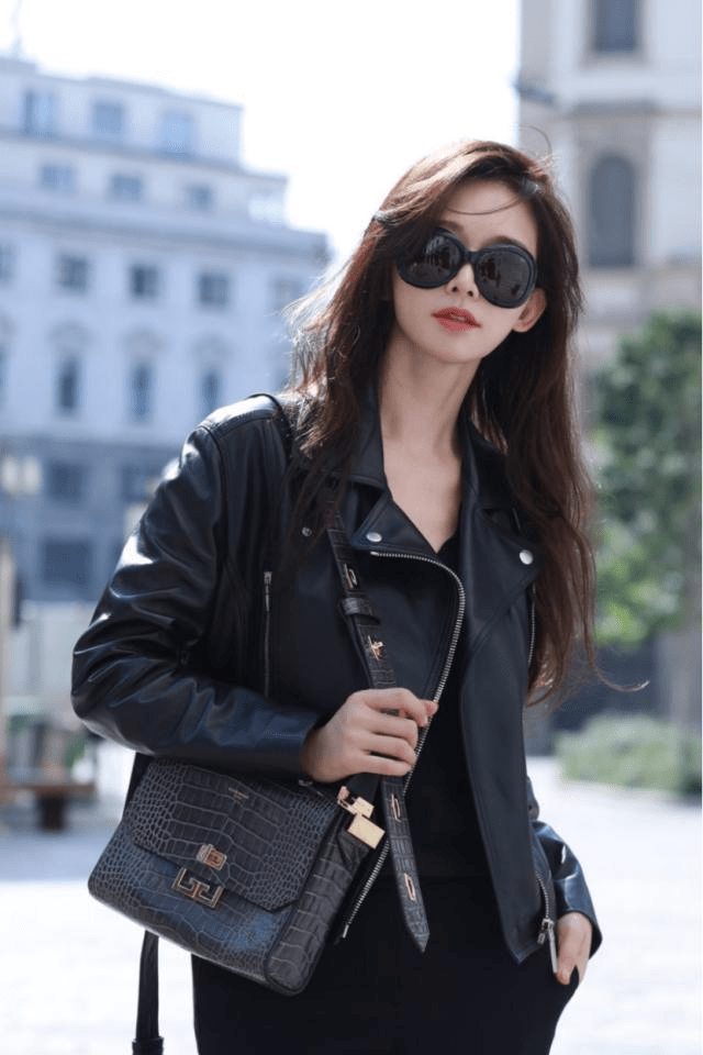 进行 45岁林志玲留大波浪卷发气质全开,穿一件抹胸连衣裙,魅力十足