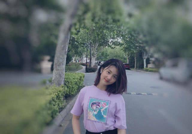 漂亮孙莉晒女儿多妹大红唇照，黄磊低调秀幸福：长得太像我了