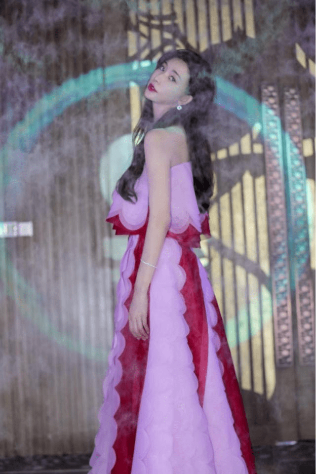 进行 45岁林志玲留大波浪卷发气质全开,穿一件抹胸连衣裙,魅力十足