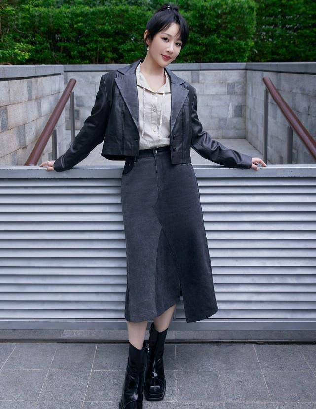 魅力 杨紫穿火了“皮西装＋牛仔裙”，明明是走御姐路线，却挡不住甜美
