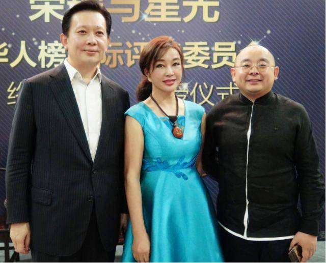 身材 刘晓庆64岁气质优雅，马尾辫发型搭配连衣裙，干练时髦又减龄