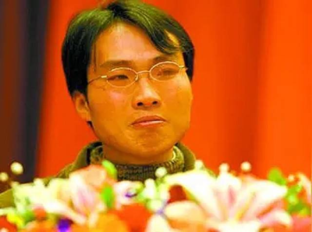 一夜之间,13岁的洪战辉被迫长大,接过照顾洪趁趁和弟弟以及情绪不稳定