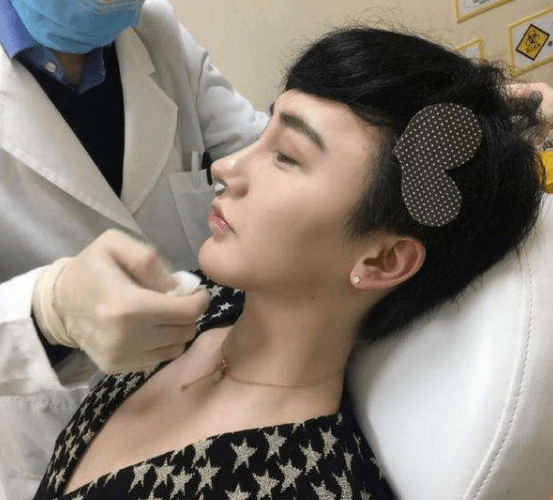 原创明星假鼻子大pk谁的一捏就扁谁的是人间阿凡达