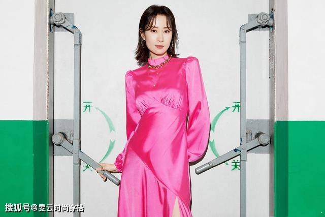 刘敏涛 45岁刘敏涛心态超年轻，亮粉色连衣裙衬托出曼妙的身姿，气质优雅