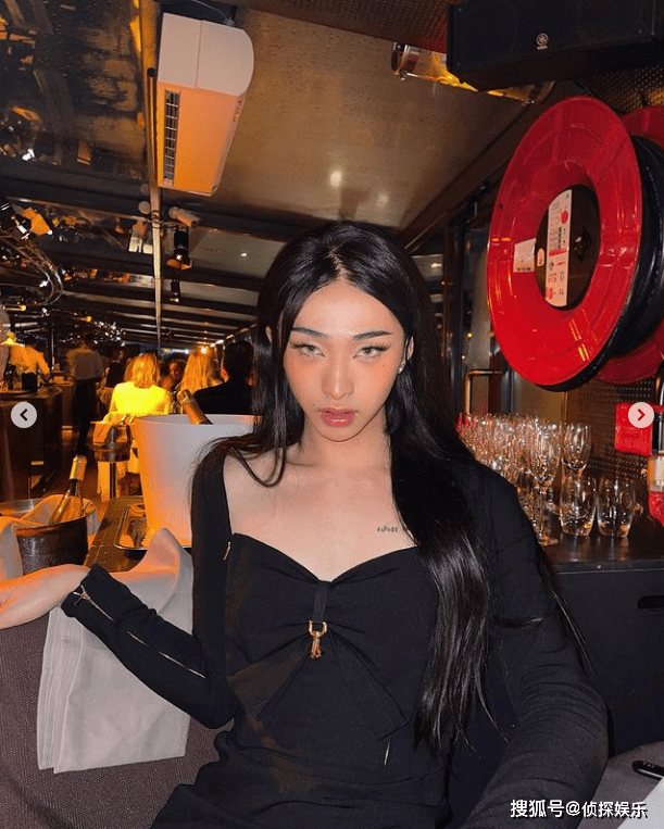 pose 伊能静儿子不惧争议再穿女装，长发浓妆配修身裙，举手投足超自信