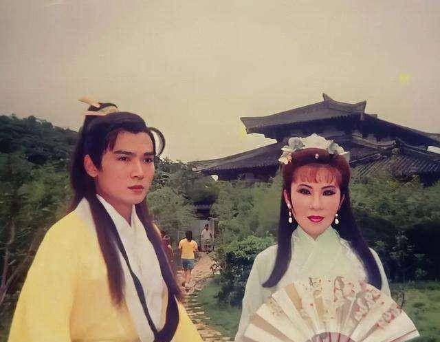 西门|被全网骂了二十多年的西门大妈，与男神演亲密戏，黯然退圈之谜