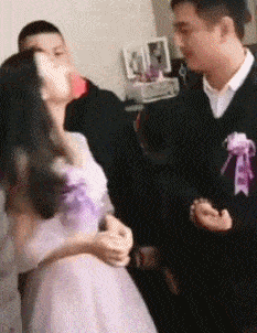 厕所|搞笑GIF趣图：上厕所的同时还能顺带漱个口