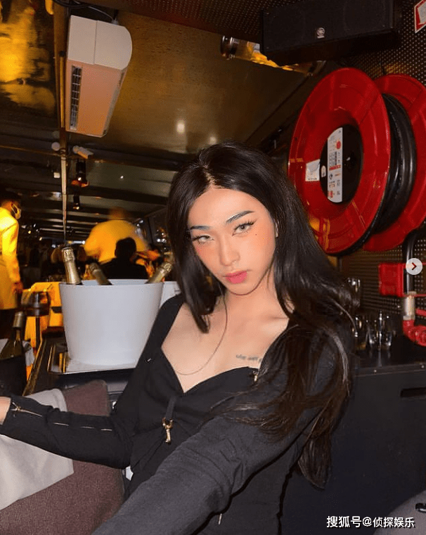 pose 伊能静儿子不惧争议再穿女装，长发浓妆配修身裙，举手投足超自信