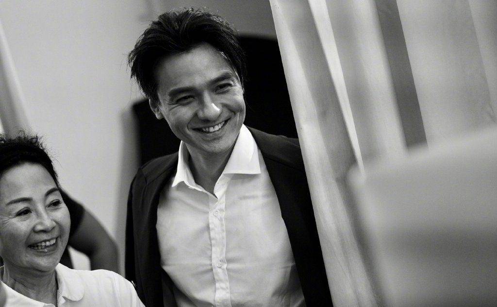 老公 舒淇老公冯德伦登封面，西装配条纹衫帅气有型，45岁彰显熟男气质