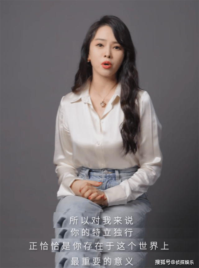 pose 伊能静儿子不惧争议再穿女装，长发浓妆配修身裙，举手投足超自信