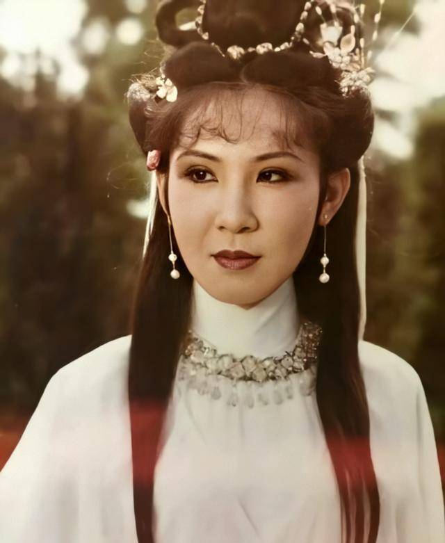 西门|被全网骂了二十多年的西门大妈，与男神演亲密戏，黯然退圈之谜