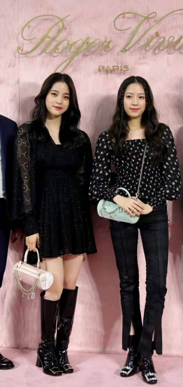 黑色 欧阳娜娜与妹妹出席活动，姐妹俩同穿黑色服装，感觉娜娜气质更好