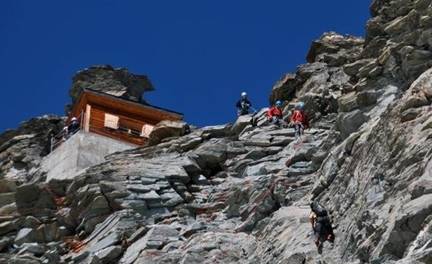  原创 阿尔卑斯山上的“神祕小斑点”，旅客已往一探毕竟，瞬间被折服