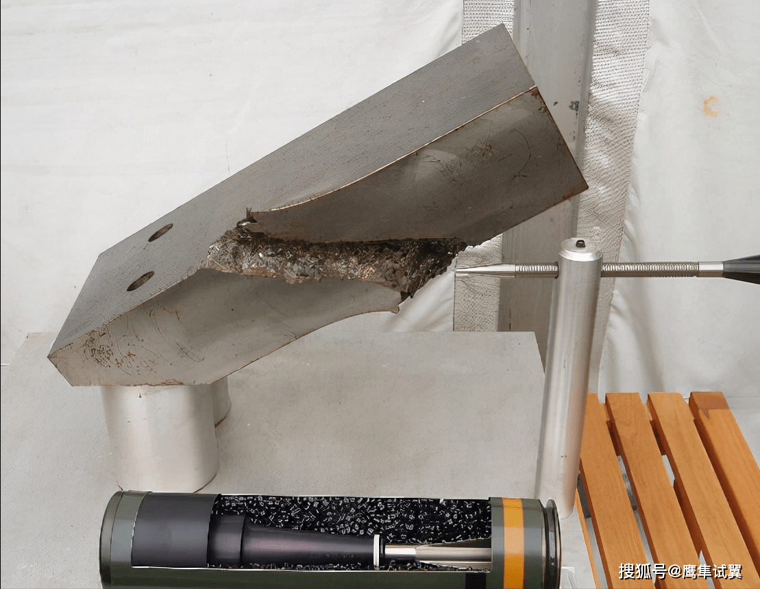 脱壳穿甲弹只是根加了尾翼的金属钢条(m829贫铀穿甲弹的弹芯长度为800