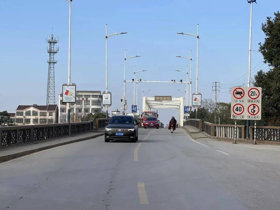 沿现状许泾北路和徐泾南路向南延伸至兴黎路交叉口;黎里大桥拆除重建