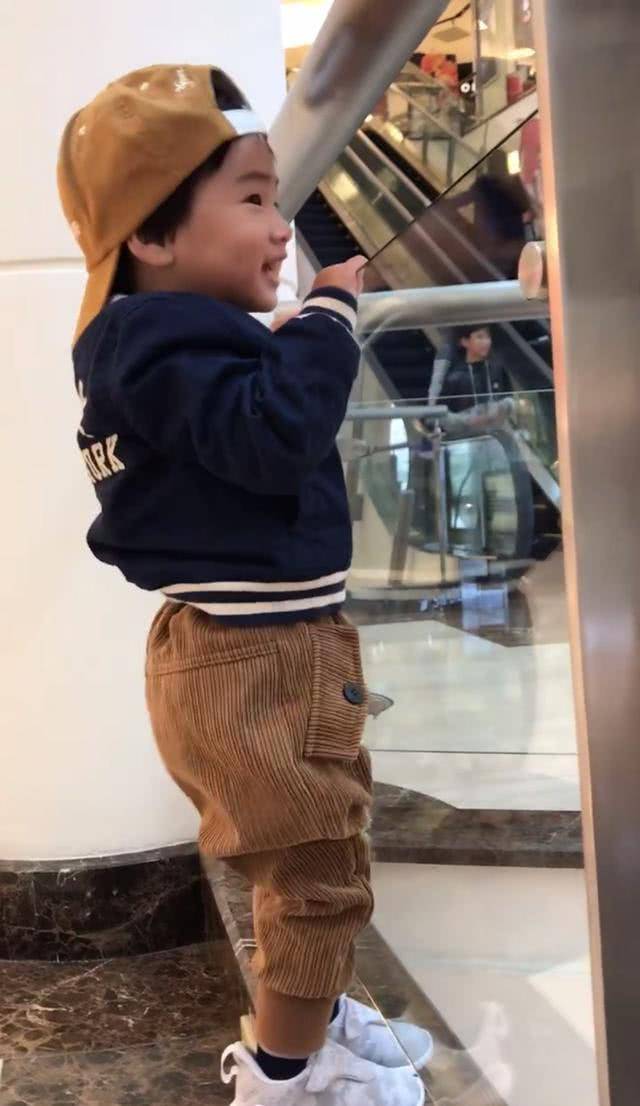 ella晒儿子自创舞蹈,劲宝笑得露酒窝,兴奋地颠倒在妈妈怀里_小家伙_带