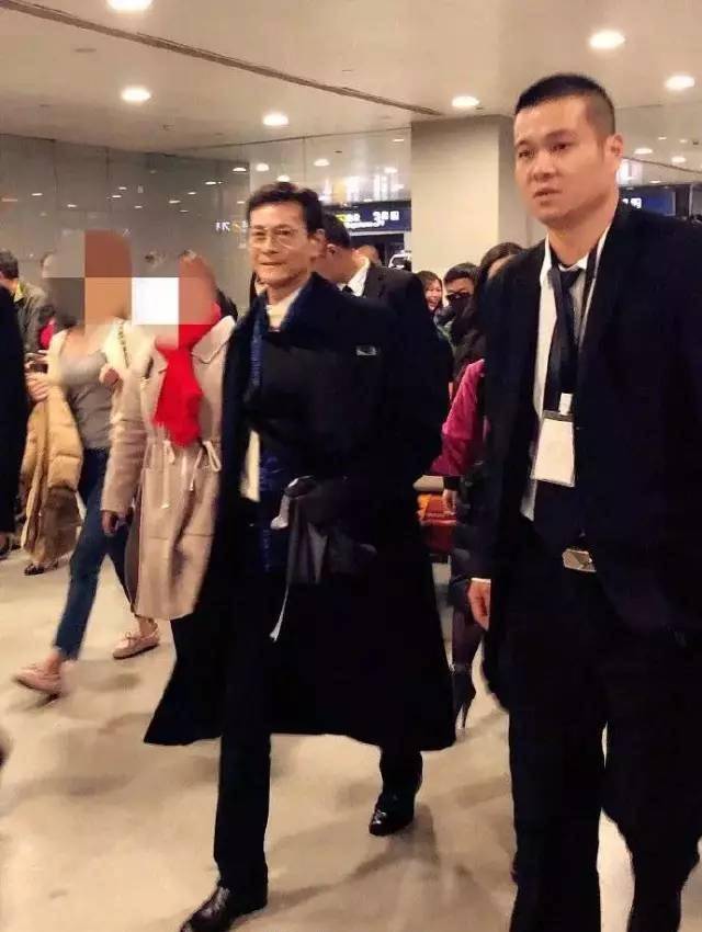 脸部娱乐圈全体女明星都得跪服，52岁比同框的25岁小鲜肉还嫩！