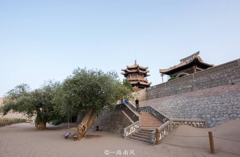 山头|甘肃敦煌藏着沙漠第一泉，周边山头寸草不生，黄沙却从不淹没清泉