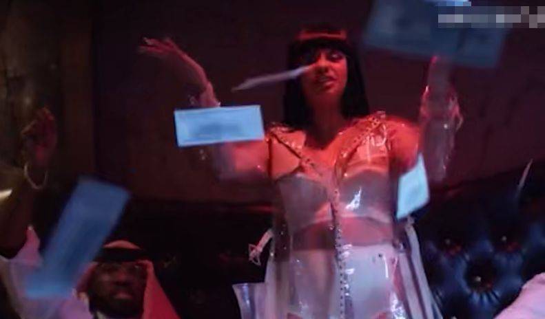 因为|世人觉得她好“婊”，但我好爱