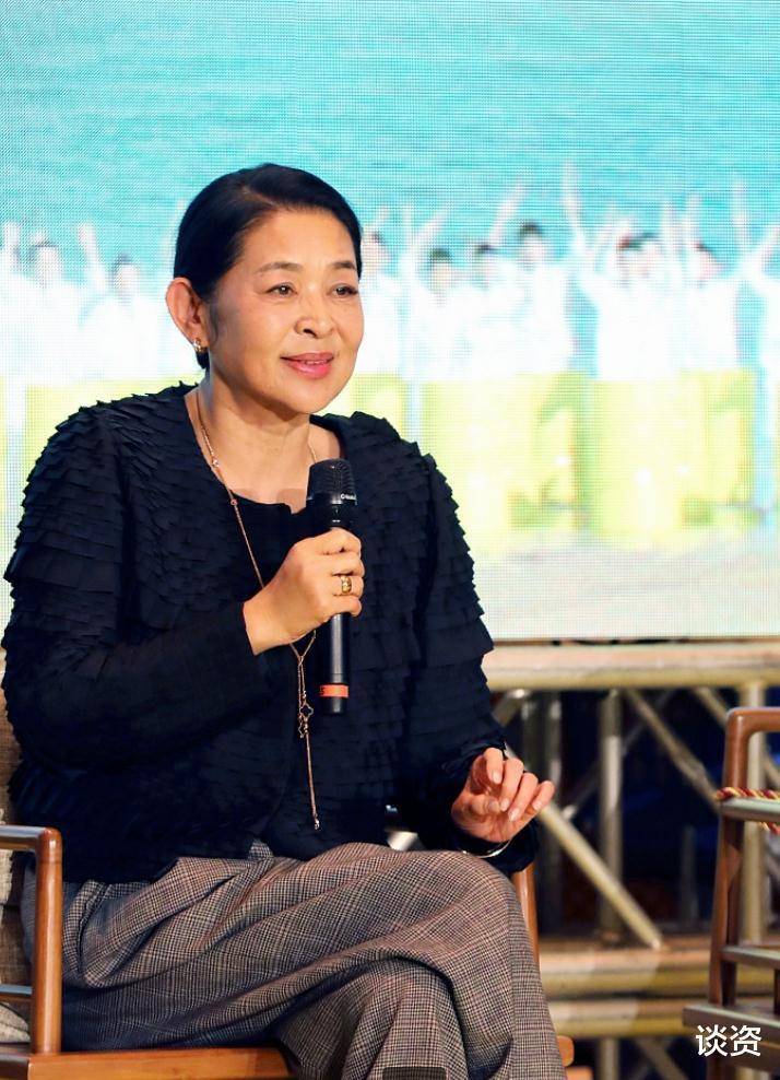 因为61岁倪萍与黄宏同框，生图颜值气质佳，腿细如柴看着吓人