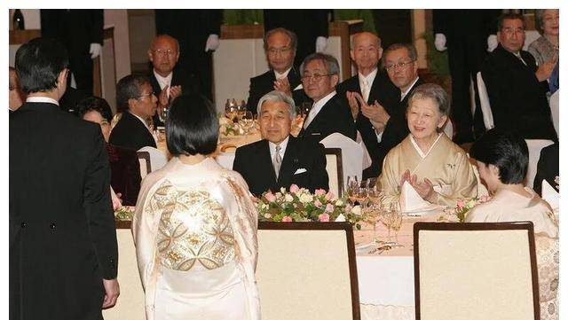 大飽眼福 祝賀上皇米壽之際用珍貴寫真回顧上皇夫妻60年的 夫婦 昭和 陛下 全網搜
