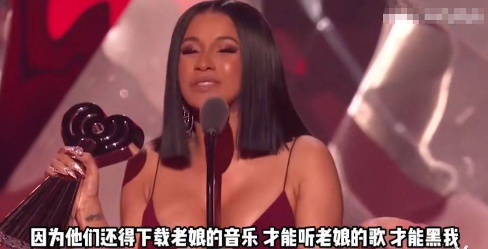 因为|世人觉得她好“婊”，但我好爱