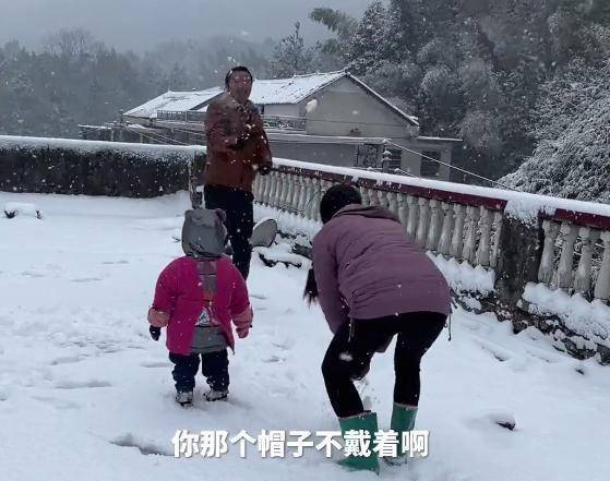 网友|小春花怀孕7个月还玩雪？边打雪仗边“深蹲”，流产剧本想好了？