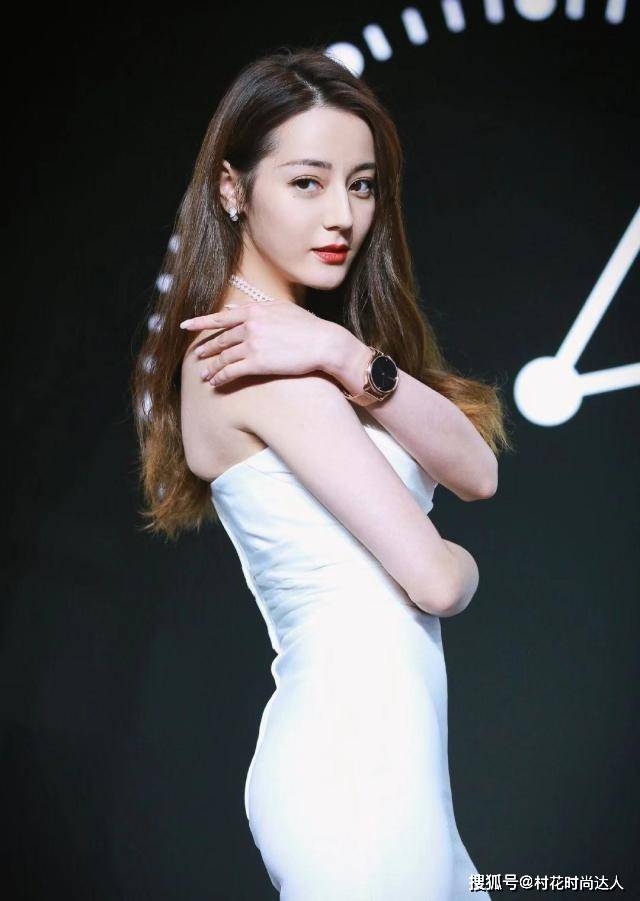 唯美 迪丽热巴穿婚纱拍大片，一袭白纱拖地美的惊艳，搭配板鞋尽显个性