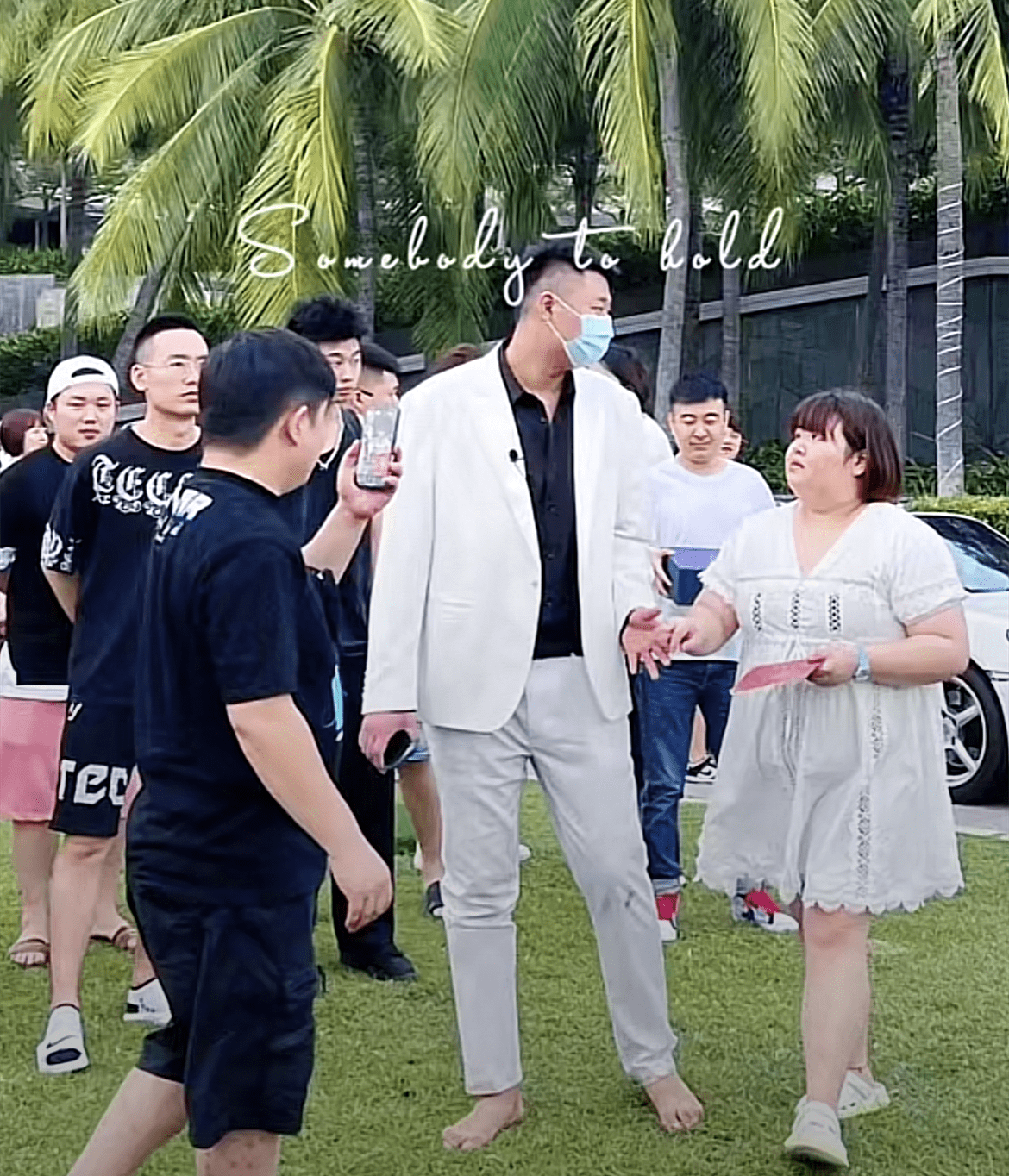 原创恭喜204斤女网红大萌被求婚成功男友一米九送上深情一吻