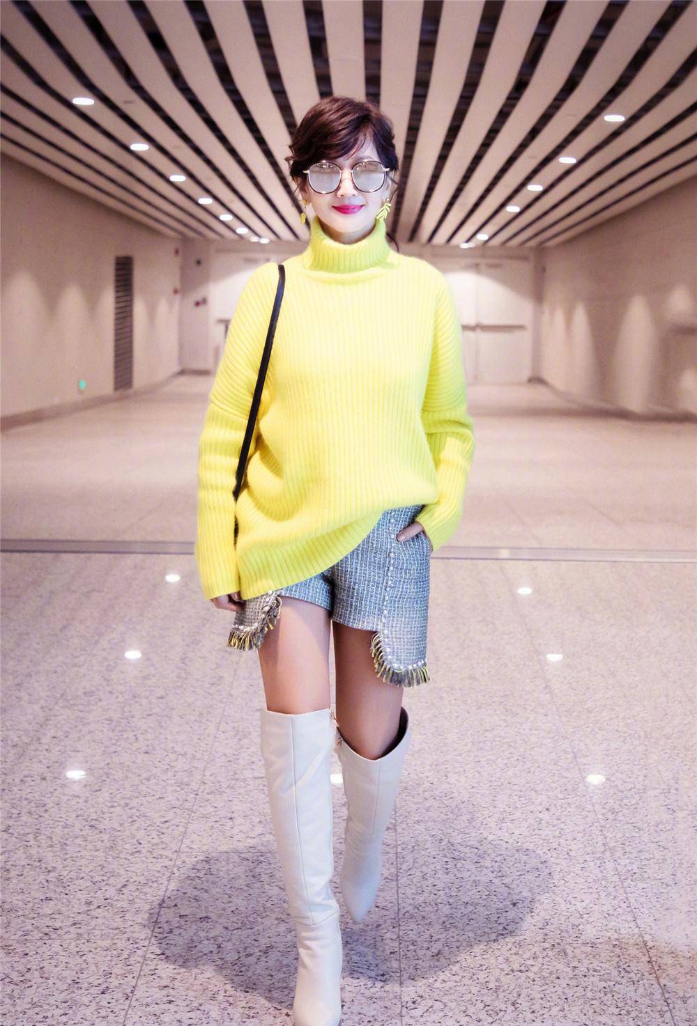 毛衣 赵雅芝春装造型又换新套路！黄毛衣配白长靴，这个65岁奶奶太会穿