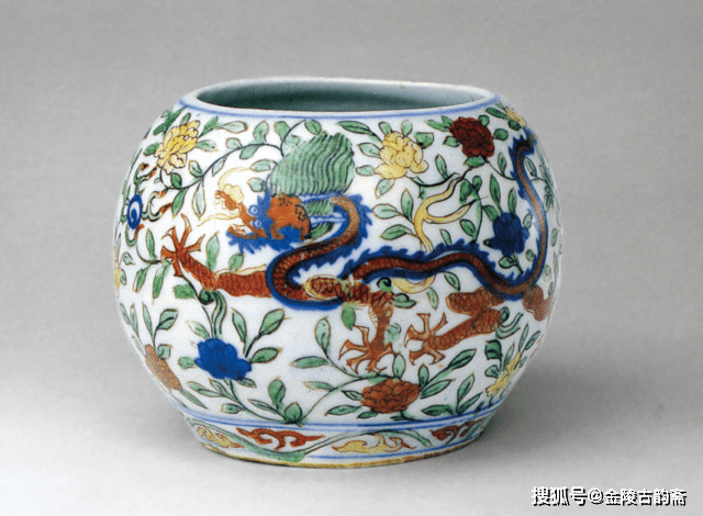 马未都谈龙纹：从瓷器上的龙纹看明朝兴衰_青花_故宫博物院_形象