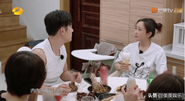 硬汉|硬汉男演员晒一家四口合照表白妻子:支持妻子工作是家庭责任