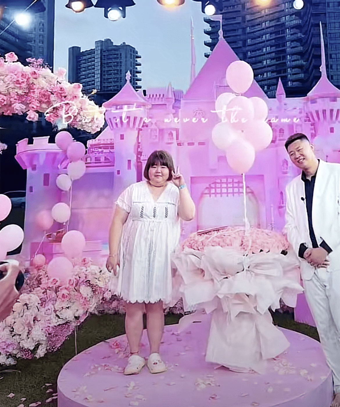 原创恭喜204斤女网红大萌被求婚成功男友一米九送上深情一吻