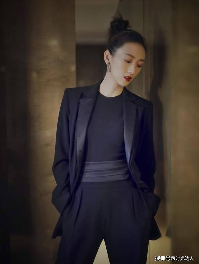 颜色 “童瑶”的私服穿搭才叫时髦，短外套配黑裤子，照着穿也一样高级