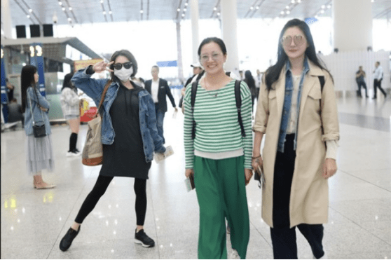 设计 大小S“比美”，一个甜美一个妖娆，姐妹装穿搭也挺时髦