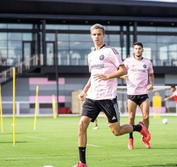 罗密欧 贝克汉姆的男神儿子过19岁生日！眼尾布满鱼尾纹，嘻哈风穿搭很潮