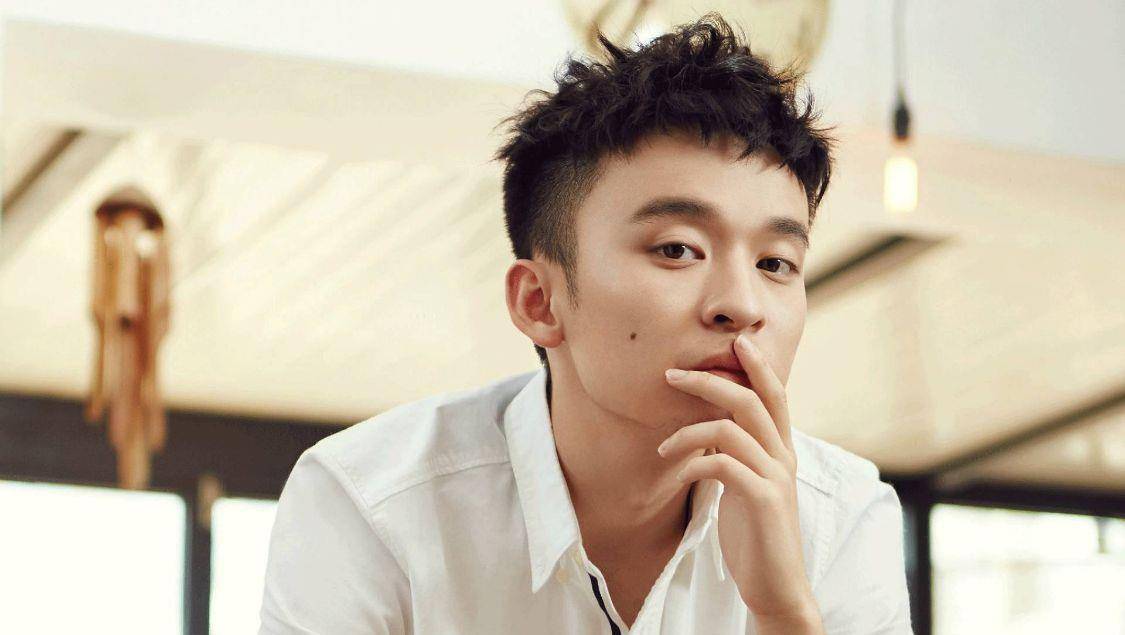 佼佼者|星二代中的佼佼者，20岁成影帝，24岁结婚生女，旗下有11家公司