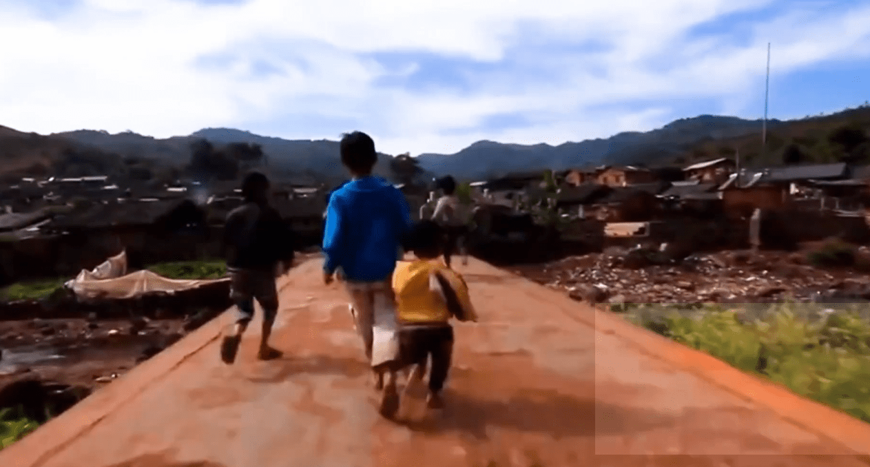 他叫盘江龙,皮肤黝黑,身材娇小,只有13岁的他扛起了整个家,独自养活五