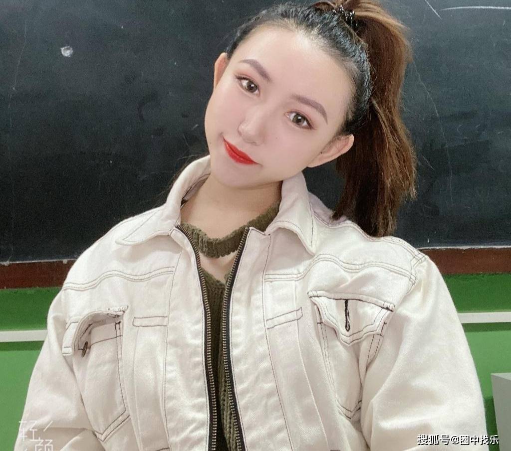 原创96年火辣女教师集颜值和曲线身材于一身坦言健身打造好身材