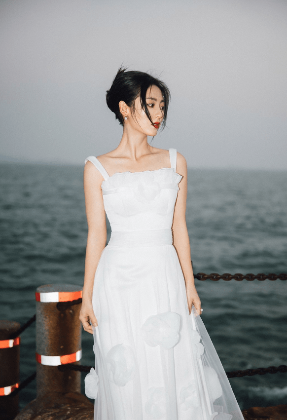 一身 金鸡奖：倪妮礼服好似鲤鱼尾，张小斐穿一身大观园，刘敏涛真古典